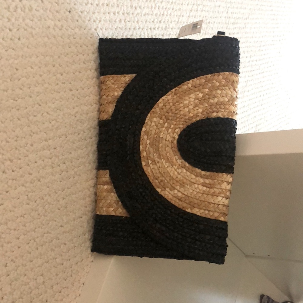 Summer straw clutch